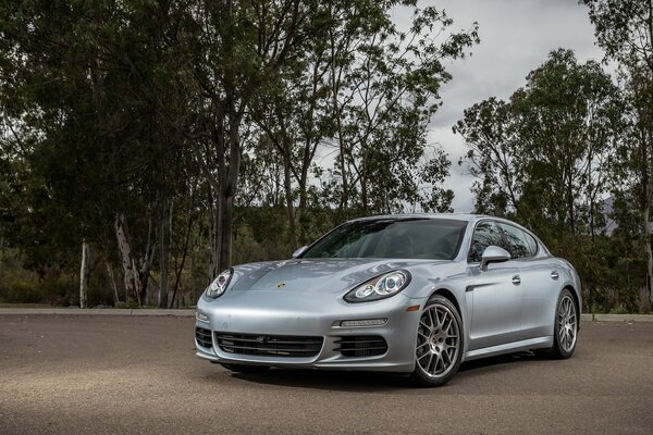 Porsche de plata en la carretera de lechería