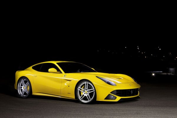 Elegante auto gialla Ferrari