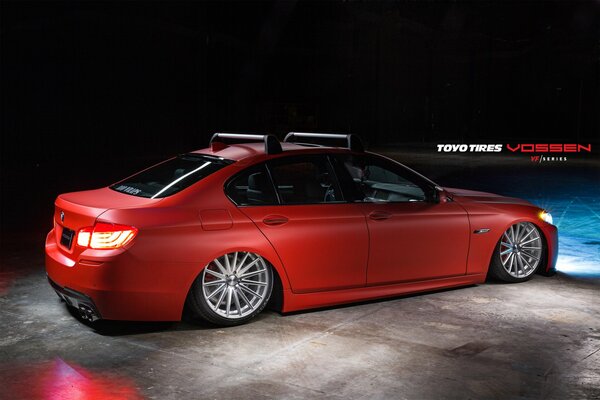 Un coche BMW rojo discreto