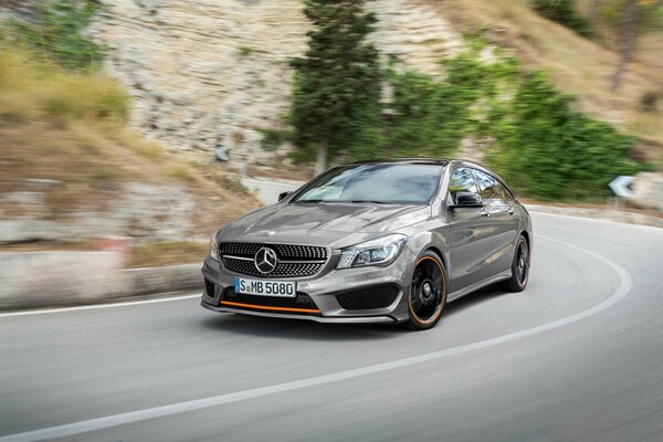 Mercedes-benz en un paquete deportivo en la carretera