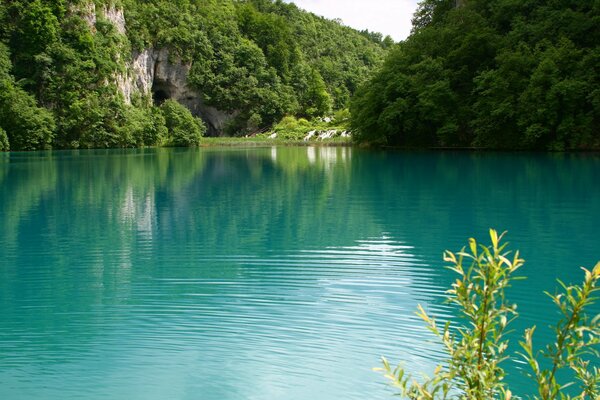 Landschaft des türkisfarbenen Seeufers