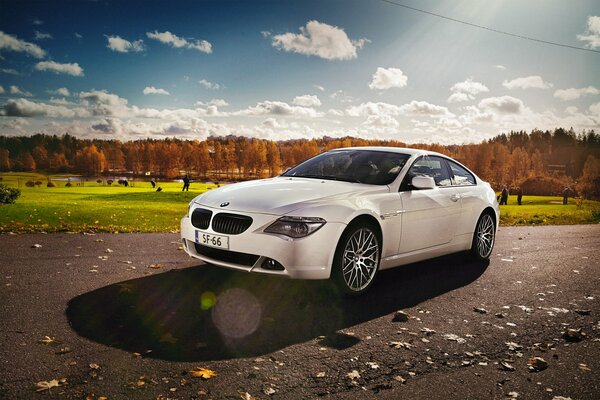 Bmw blanco, E63 en el fondo del paisaje