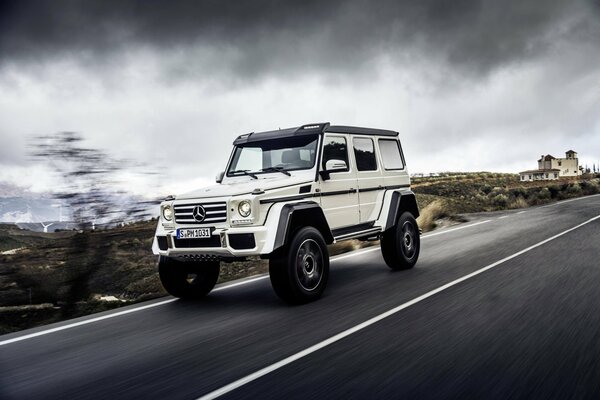 Mercedes-Benz bianco 4×4 sulla strada