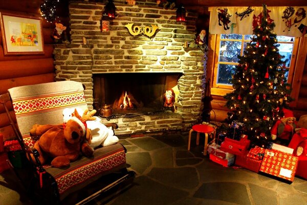 Arbre de Noël décoré, cadeaux de Noël, cheminée