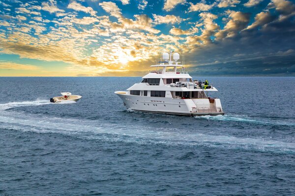 Bateau flottant sur les vagues au soleil