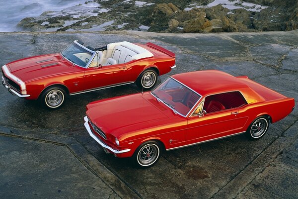Dos autos rojos: un Ford Mustang y un convertible