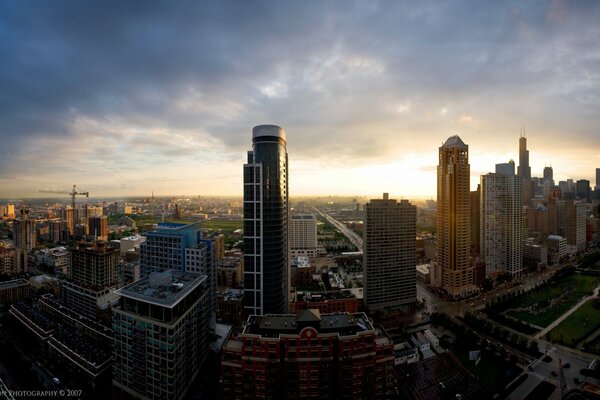 Grande ville avec de nombreux bâtiments pendant le coucher du soleil