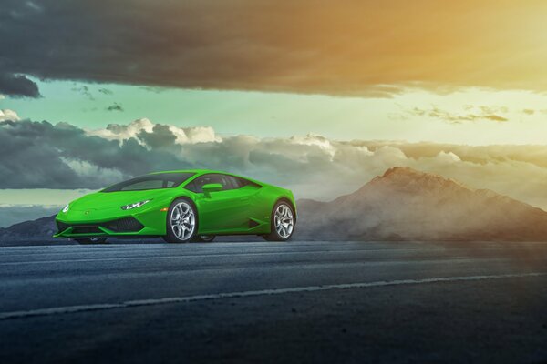 Lamborghini verde al amanecer