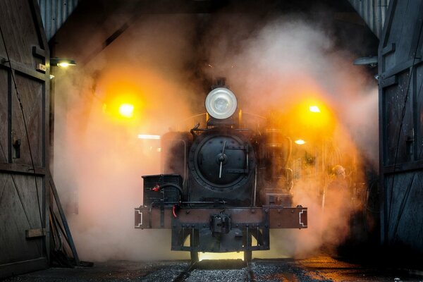 Un train quitte un tunnel sombre et brumeux