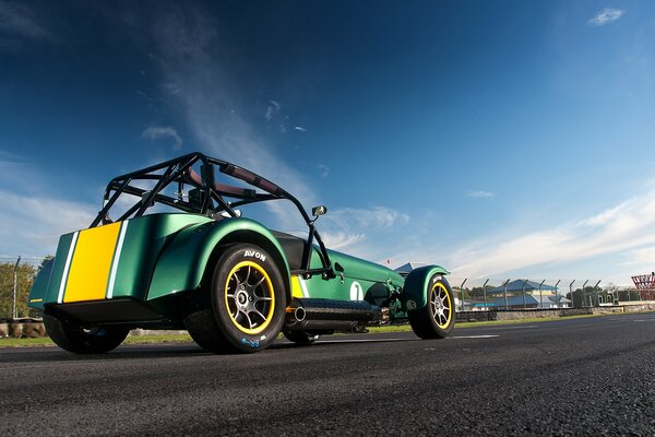 Auto Caterham giallo-verde sullo sfondo del cielo