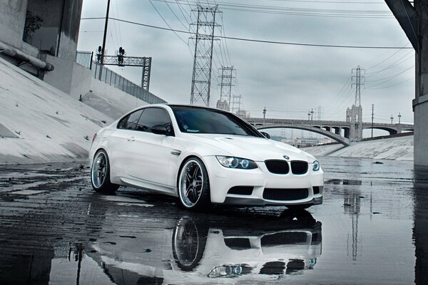 Koasiver BMW in der Nähe der Brücke