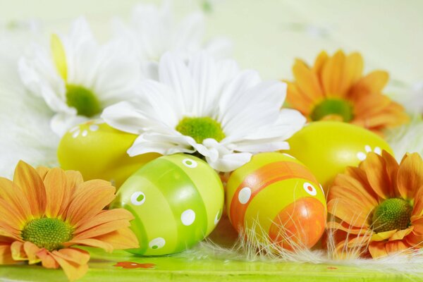 Arreglo de Pascua brillante de flores y huevos decarativos