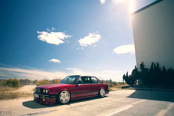 BMW Tuning con discos en la naturaleza