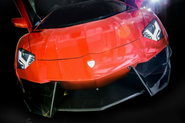 Coche Lamborghini rojo con las puertas abiertas