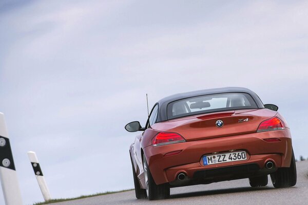 Bmw z4 de color bronce conduce por la carretera