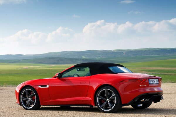 Immagine di rosso auto jaguar F-Type v8 s