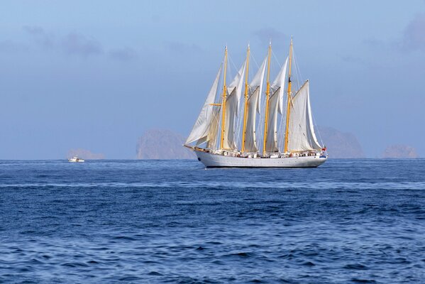 The sailboat sails not far from the island of Farilhoes