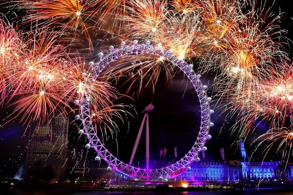 Colores brillantes de fuegos artificiales sobre la noria