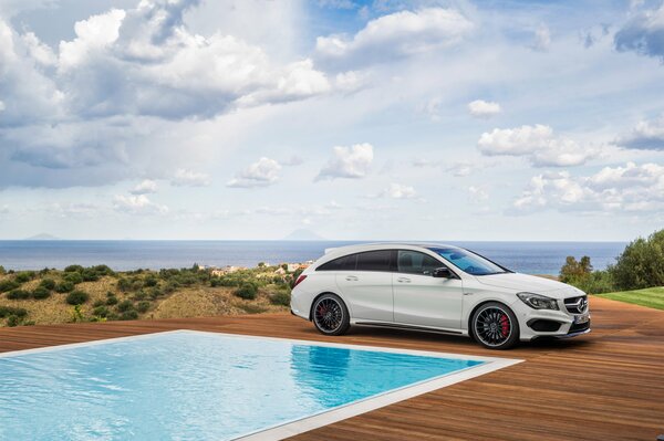 Mercedes se encuentra en el fondo del mar junto a la piscina