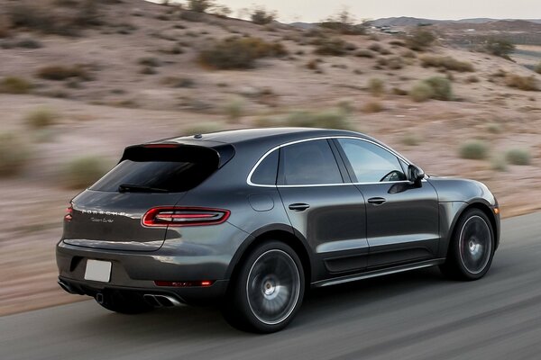 Porsche SUV velocità strada