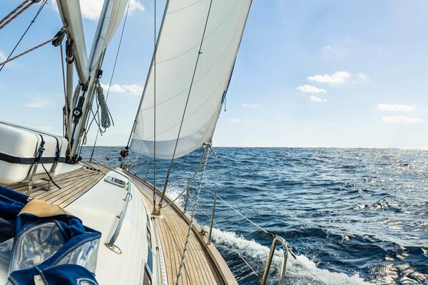 Achtern einer Yacht, die das blaue Meer durchforstet