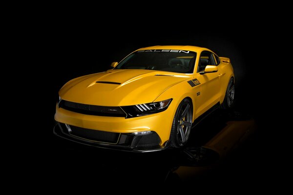 Voiture jaune Saleen 2015