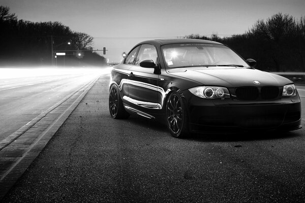 BMW in bianco e nero sulla strada