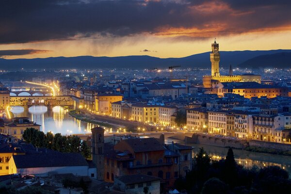 La belleza de la noche de Florencia a la luz de los fonores