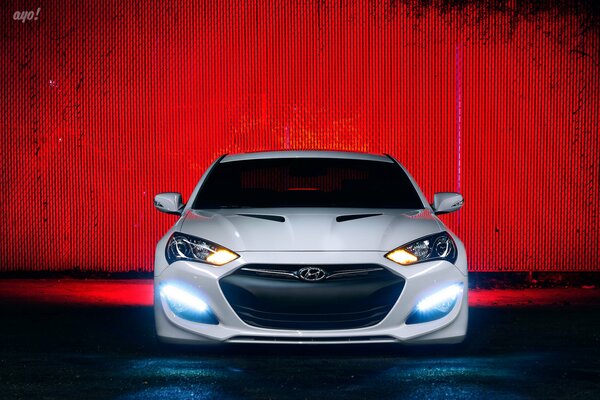 Hyundai genesis blanco sobre fondo rojo