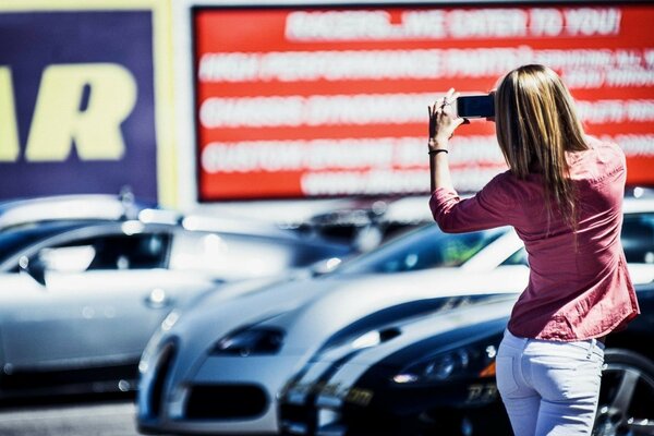 Chica en el fondo de un hermoso coche