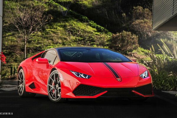 Hermoso coche rojo Lamborghini huracán