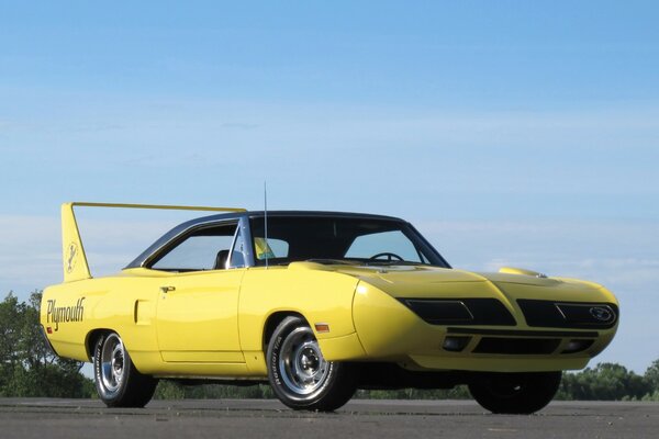 Mopar classico giallo con Spoiler