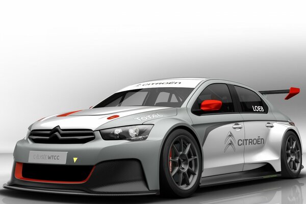 Voiture de sport Citroën couleur gris et blanc avec tuning