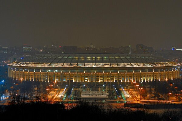 Das Stadion schwelt monumental mit Nachtlichtern