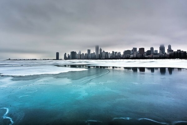 Città in inverno e mare d inverno