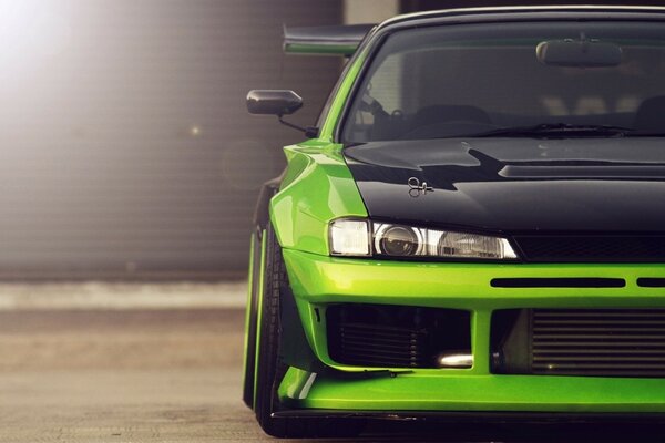 Voiture de sport verte Nissan Silvia S14