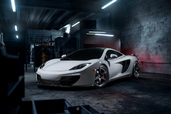 McLaren MP4-12C supercar blanc avec Jantes en alliage