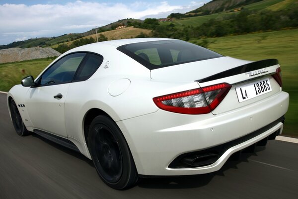 Weißer Maserati Granturismo auf der Straße