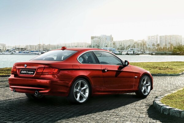 Stadtbild mit rotem BMW-Auto