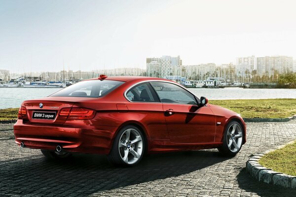 Paysage urbain avec une voiture BMW rouge