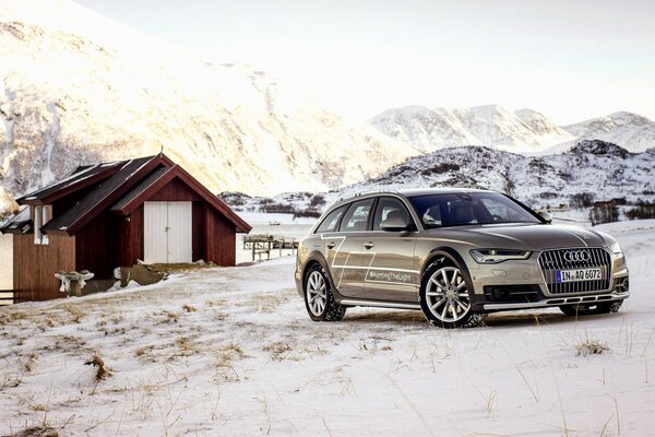 Nuova Audi Quattro nelle montagne invernali