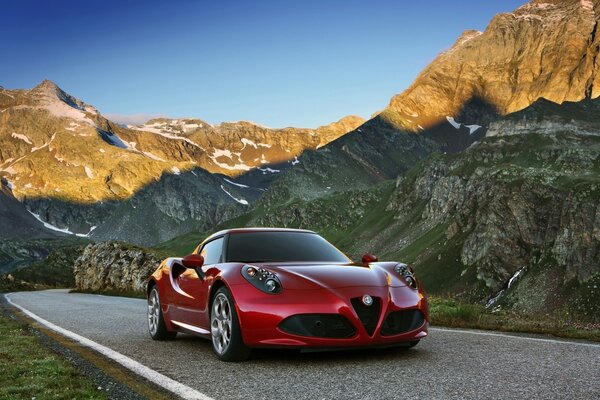 Rotes Auto auf dem Hintergrund der Berge