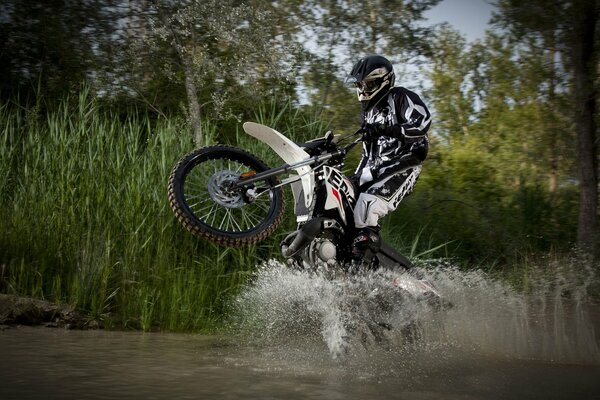 Motorrad auf dem Wasser Einlass Motocross