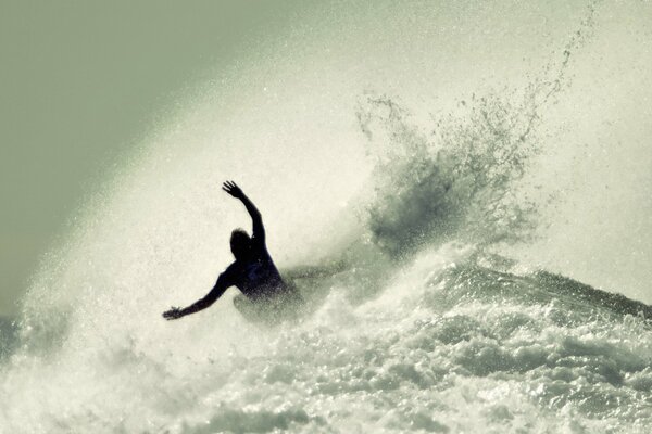 Cutting the sea waves on the surf