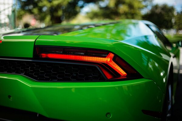 Rear right light of a green car