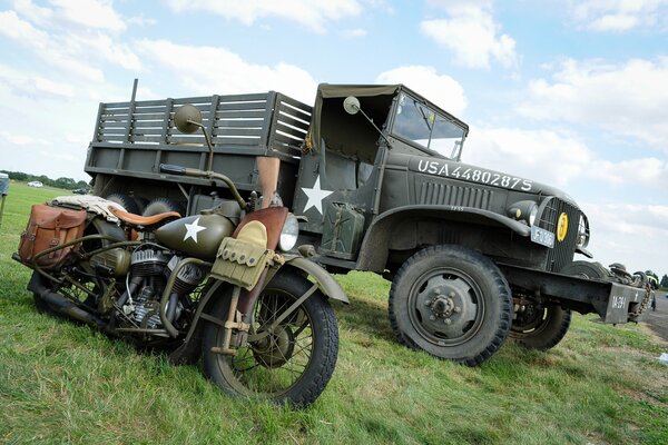 camión Jimmy y Harley-Davidson de la segunda guerra mundial 