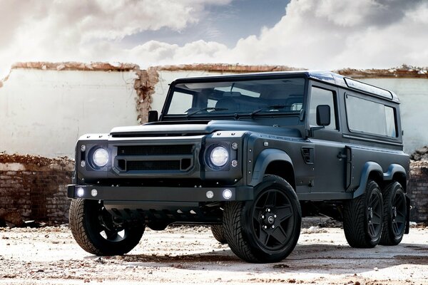 Le légendaire rover defender avec six roues tuning