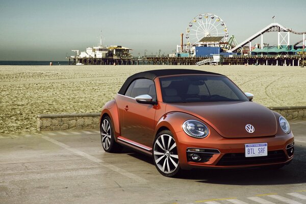 Concetto di spiaggia Volkswagen Beetle convertibile 2015