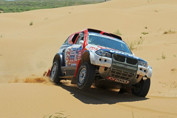 BMW X5 гонки на песчаных склонах