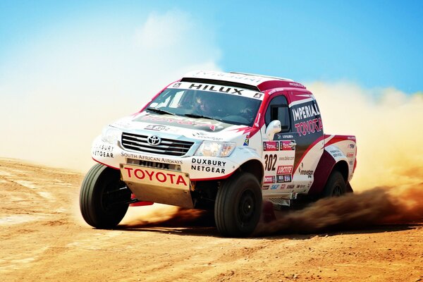 Toyota SUV Auto auf Sand Hintergrund
